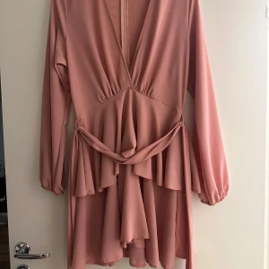 Rosa klänning  - Rosa , jätte söt klänning!  Använd 1 gång 