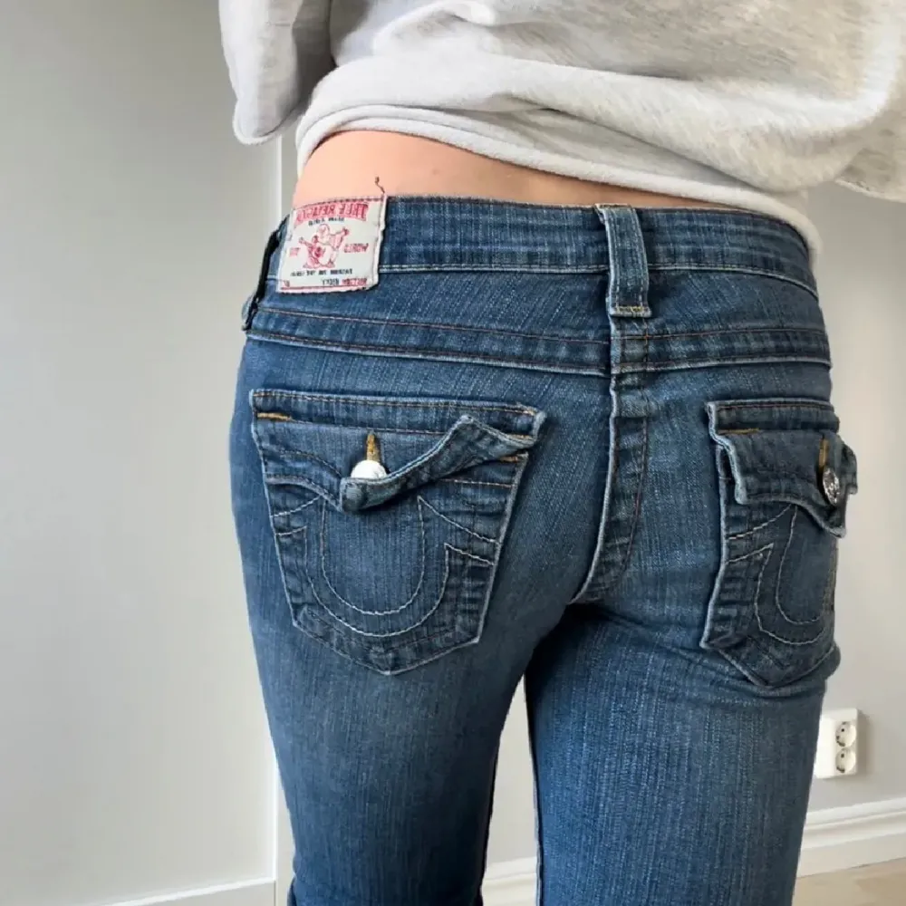 Snygga true religion jeans i nyskick. 💗Inga defekter. Bara att skriva för fler bilder, eller funderingar.  Innerbenslängd, 82cm Midjemått tvärsöver, 38cm . Jeans & Byxor.