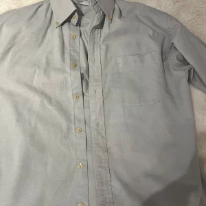 YSL Skjorta  - Köpt på secondhand i London,väldigt bra skick och passformen är bra!