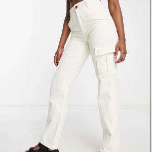 Vita cargopants med hög midja - Säljer ett par snygga vita cargopants med hög midja. Har inte kommit till användning med sitter sååå fint på. 150kr storlek 38 men passar mig som är 36