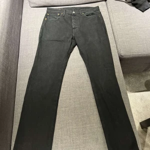 Levis 501 - Ett par riktigt snygga svarta Levis 501 Strl 31/32 Fint skick, köpta under 2022 😊 Hör av dig vid frågor!! 