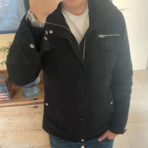 J Lindberg Field jacket  - Säljer en as fet j Lindeberg field jacket i mycket bra skick, jag är 178 och väger 76kg och den passar bra på mig, jackan har inga defekter och vid fler fundering hör av er i dm😁