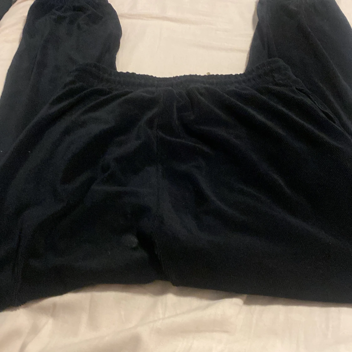  Ett par svarta juicy byxor - 90