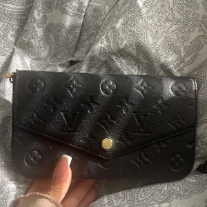 Väska  - Fått i gåva använd ca 2 gånger jätte fint skick  https://en.louisvuitton.com/eng-nl/products/felicie-pochette-monogram-empreinte-nvprod4560031v/M82477?dispatchCountry=SE&campaign=sem_LV_FLG_SWE_ALWON_MIXT_OTHER_OnGoing_EC_BRAN_GSHO_MUL_ENG_EUR_NOMT_&
