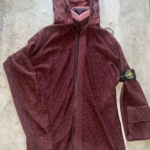 Stone Island Cardigan - Super snygg cardigan perfekt till hösten och tidig vinter, köpt på Plick och skicket är 10/10 finns inga defekter. Skriv till mig om ni har några frågor eller mer bilder. Pris kan diskuteras vid snabb affär.