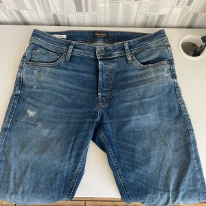 Jack and Jones jeans  -  Tjena, säljer mina Jack and Jones Jeans  i den trendiga modellen slim Glenn. Jeansen är knappt använda, cond 9/10. Nypris: 1100kr, hör av er vid minsta intresse//Anton