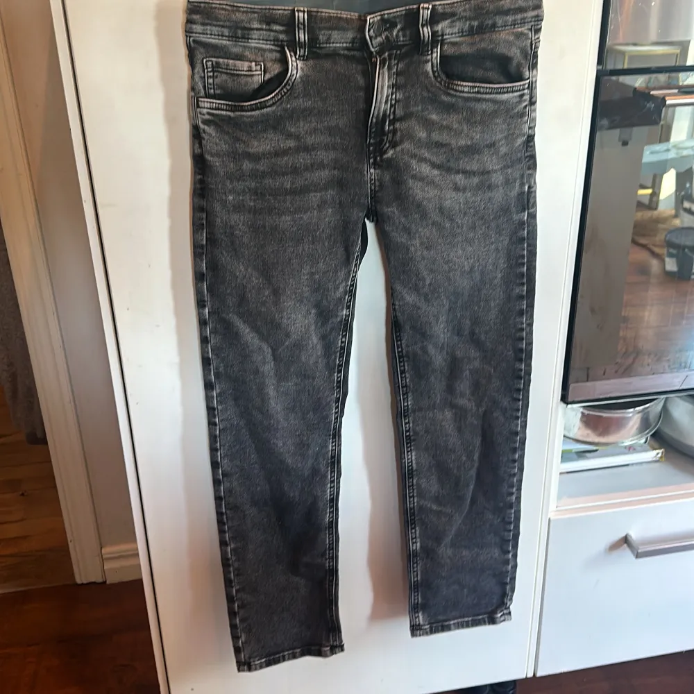 Välvårdade mörkgråa  jeans. Jeans & Byxor.