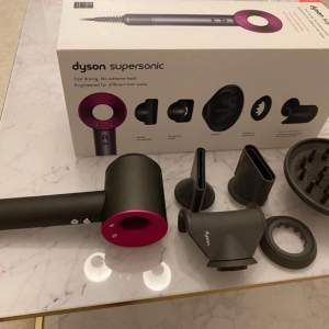 Säljer en Dyson Supersonic HD08 hårfön i nyskick. Den är bara öppnad för att ta bilder och har aldrig använts. Alla tillbehör ingår och skyddsfilmen är fortfarande kvar.  Detta är ett utmärkt tillfälle att få tag på en premium hårfön utan att behöva 