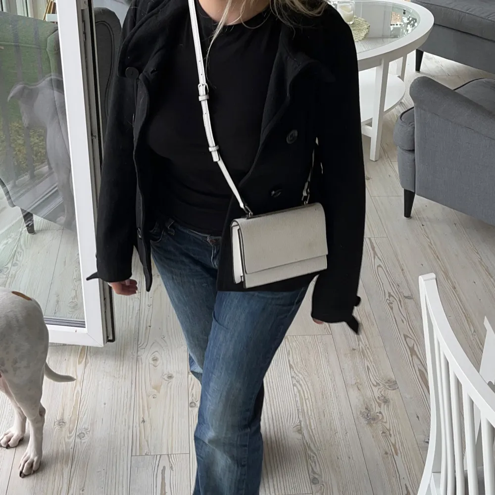Säljer en supersnygg kort kappa💞 behöver sälja pga av att jag måste rensa mina kläder så kolla gärna in mina andra plagg💞. Takit.