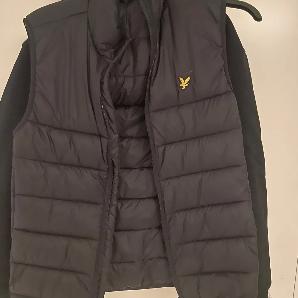 Lyle & scott väst i storlek S, säljer för att den inte används, den är i använt men bra skick, inga defekter, skriv för fler bilder. Den är köpt på dalande för 1299 och säljer nu för 699!. Jackor.