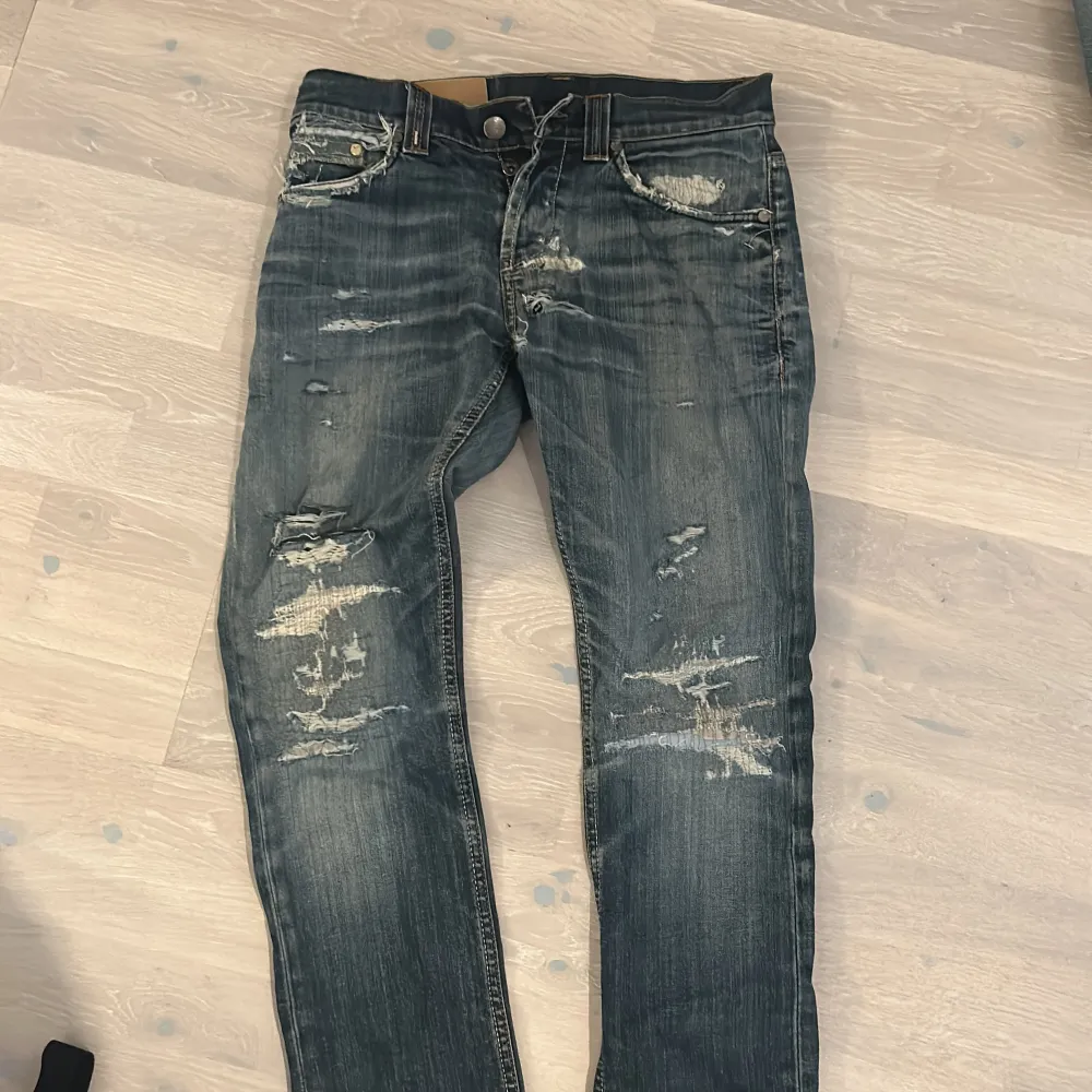 Osäker på modellen men dem sitter slim. Skicka 10/10 helt nya alla slitningar ska vara där. Sänker pris vid snabb affär. Jeans & Byxor.