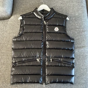 Moncler väst  - Soft moncler väst i väldigt bra skick med blipp och QR kåd som leder dig direkt till hemsidan STORLEK 1 pris kan diskuteras