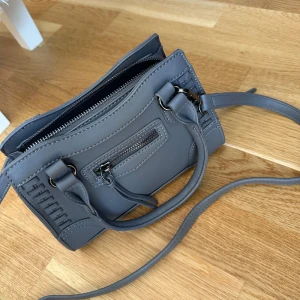 Väska  - Jättefin väska från Gina Tricot, aldrig använd.  