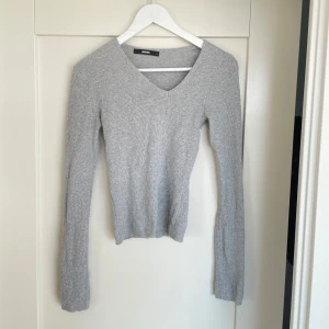 Stickad tröja -  Stickad tröja med Asymmetrisk krage från Bikbok, nästan nyskick! 