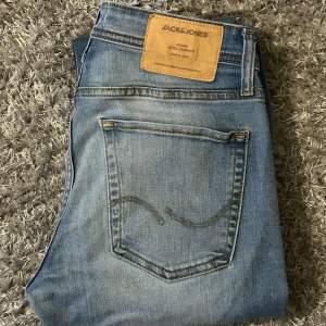 Jätte fina jack & jones jeans is storlek w29 L32( dom är lite kortare än 32 i verkligheten) modellen är slim glenn vilket är Jack&Jones variant av replays anbass