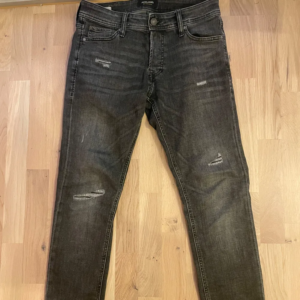 Intresse koll på mina Jones jeans | modell slim/glenn | storlek 29/32 men passar 30/32 | Inga defekter och så gott som ny. . Jeans & Byxor.