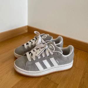 Väldigt fina Adidas-campus skor i grå! De är EU 36-37 uk 4. De är i ett fint skick och har några tecken på användning. 1199kr. Adidas box och nya skosnören kommer med.  Hör av dig vid frågor eller fler bilder❤️😊