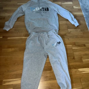 Trapstar Dress Grå - hej, nu säljer jag min Dress som jag fick för ungefär ett år sen och är inte så använd bara nog 3/4 gånger men är aldrig använd utomhus. Den är i toppskick och inga fläckar alls. Fråga gärna något i dm.