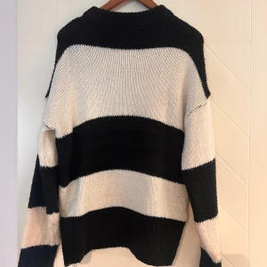 Stickad tröja  - Tröja från lager 157 i helt ok skick ganska nopprig men fortfarande fin.