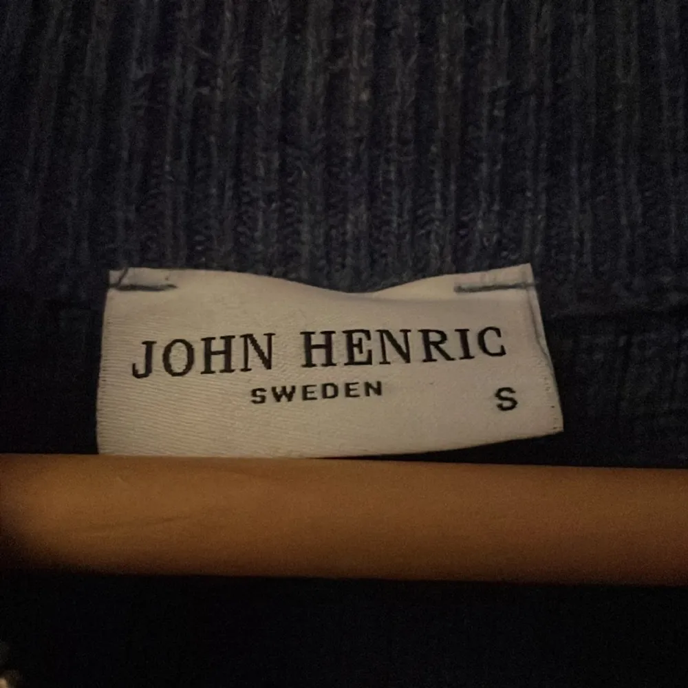 John Henric half zip i strl S men sitter som xs/s. Använder inte då den blivit lite för kort för mig. Skick 8/10. Pris kan diskuteras. Stickat.