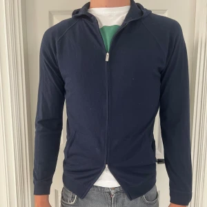 Tunn Boggi zipper/Hoodie - Tunn hoodie/zipper i 100% Ull i storlek medium, sitter lite mindre, passar S, liten i storleken, nästan aldrig använd. 