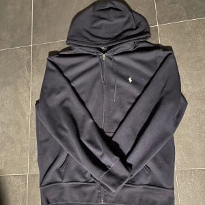 Ralph lauren zip hoodie - Blå hoodi från ralph lauren. Hoodien är i storlek L. Helt oanvänd och helt felfri🙌👍