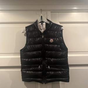 Hej jag säljer min Moncler väst för den har blivit för lite. Den är köpt på NK förra året och är i skick 10/10 (har varit mycket rädd om den). Kan gå ner i pris vid snabb affär och postar självklart samma dag som köpet. Har också kvittot 