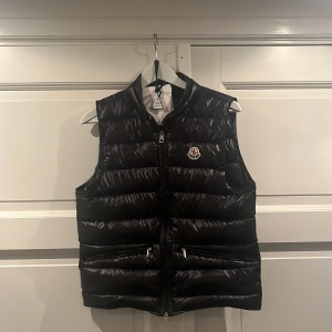 Moncler väst skick 10/10 - Hej jag säljer min Moncler väst för den har blivit för lite. Den är köpt på NK förra året och är i skick 10/10 (har varit mycket rädd om den). Kan gå ner i pris vid snabb affär och postar självklart samma dag som köpet. Har också kvittot 