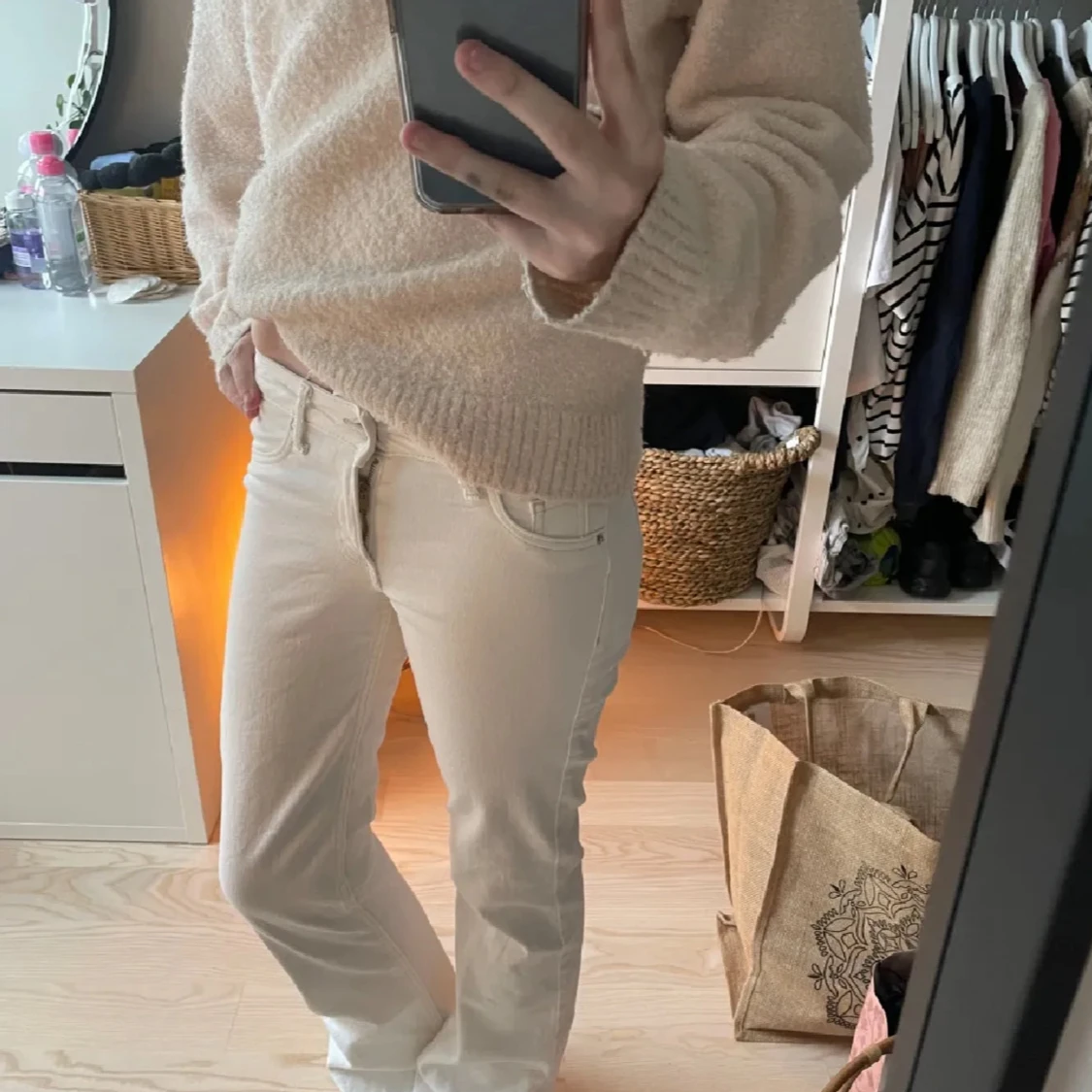 Jätte snygga vita jeans till hösten 🍂  - 90