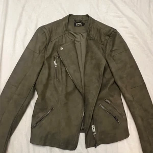 Jacka oanvänd Khaki grön  - Oanvänd jacka från Only. Storlek 36 