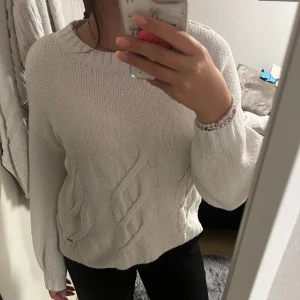 Stickad tröja  - Vit stickad tröja från Hollister, verkligen en mysig tröja. Säljer för den kommer tyvärr inte till användning längre. 