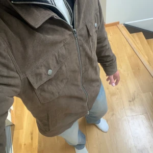 Mockajacka rock&blue - Säljer nu min snygga Mockajacka från rock&blue. Köpt förra våren för 2000kr men har inte använt den längre! Storlek L men ska nog passa M också! Skick 8/10.  Tveka inte att höra av er vid frågor! 