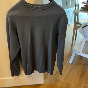 Zara crewneck - En blå zara crewneck Knappt använd skick:9/10 Storlek:m 