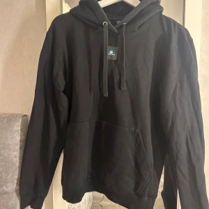 The cool elephant Hoodie  - Säljer en the cool elephant Hoodie, Trycket är lite slitet som man ser på sista bilden, 