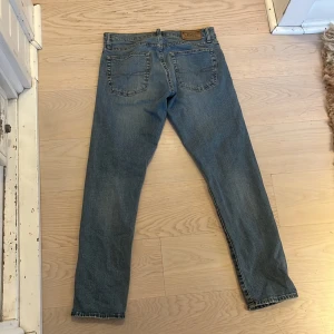 Jeans från Polo Ralph Lauren - Säljer ett par klassiska blå jeans från Polo Ralph Lauren. Skick 10/10 använda ett fåtal gånger, säljer för att de är lite för små för mig.