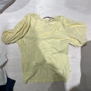 Fin ljusgul blus topp - Storlek S-M som inte kommit till användning. Jätte gullig på sommaren och perfekt för dig som vill känna dig extra brun pris kan diskuteras