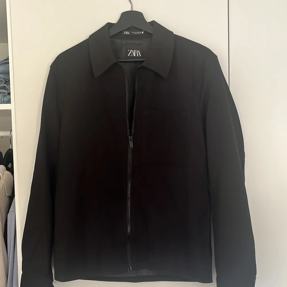 Riktigt snygg overshirt från zara. Aldorg använd så nyskick. Storlek S.. Jackor.