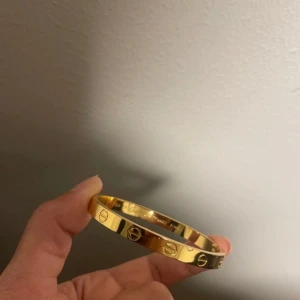 Guldpläterat armband - Magiskt fin guldpläterat armband, helt ny! ✨ Har även matchande ringar så köper du båda kan du få paketpris🫶🏼