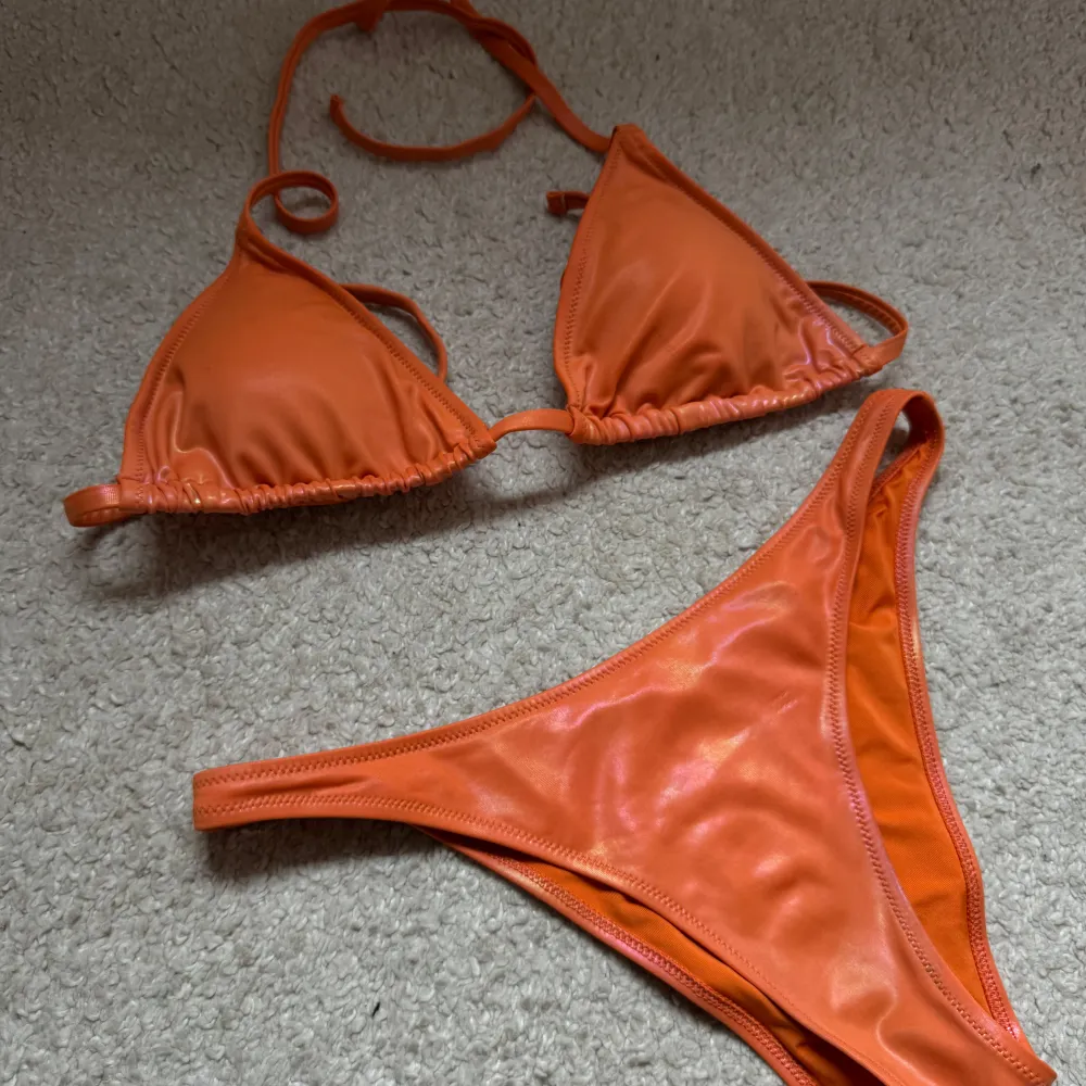 Snygg orange skimmrig bikini i fint skick!. Sportswear.