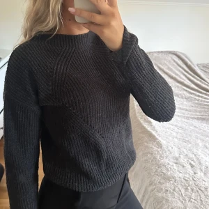 Stickad tröja  - Stickad tröja som tyvärr blivit väldigt nopprig. Borde gå att få bort det värsta med en noppermaskin☺️ Orsaker på varifrån den kommer, men tror Ullared!