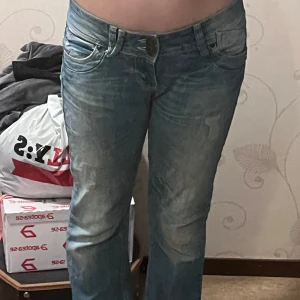 Jeans från fishbone - Jättefina jeans, säljs pga andvänds ej! Är i fint skick med inga defekter vad jag kan se !!designen har lite hål som ser lagade ut!!
