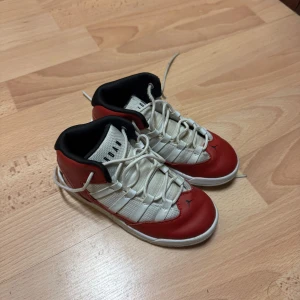 Jordan - Lite slitiga men håller ganska bra och är sköna, pris kan diskuteras 