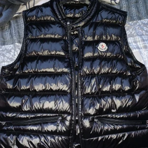 Moncler Gui Väst - Hej säljer min moncler gui väst som jag fick i present och den passade inte mig då den var lite stor på mig. Nfc fungerar och går igenom certifikat. Storlek 3 men passar mer som M. Pris går att diskuteras vid snabbaffär. Kontakta mig för fler bilder.