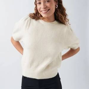 Stickad tröja Gina  - I storlek xs, använd ett fåtal gånger! Färgen på sista bilden är lite dålig, krämvit färg! Nypris 400