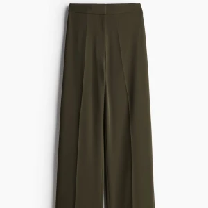 Kostymbyxor H&M - Kostymbyxor från H&M i storlek 32, nyskick då dom inte hunnit komma till användning innan dom blev lite små  Dock är dom uppsydda till någon som är ca 160/162 Kan inte skicka mer bilder hur dom sitter på då dom som sagt blivit lite små 