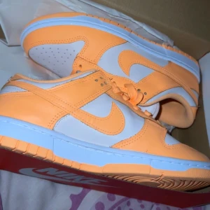 Jordan 1’ ’low - Använda 3 gånger, är i jättebra skick och precis som nya. Pris går att diskutera vid snabb och seriös affär! Passar strl 38-39