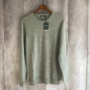 Dressmann Tröja Merino - Säljer en snygg och stilren grå tröja från Dressmann i 100% merinoull | Perfekt för både höst och vinter | Tröjan är klassisk och bekväm | Nyskick med tagg kvar!