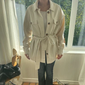Jeansjacka - Snygg beige jeansjacka, jacka han ett band i midjan som går att ta ut, jackan är perfekt till höst och vår. Använd två gånger därmed inga defekter 