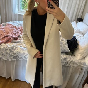 Kappa från ZARA - Kappa från ZARA, mycket användbar och passar både till vardag och fest! 🩷 