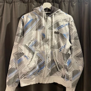 Cool hoodie⭐️ - Ascool hoodie med dragkedja och coolt mönster, lite sliten i muffarna vid armarna men annars nästintill ny!⭐️